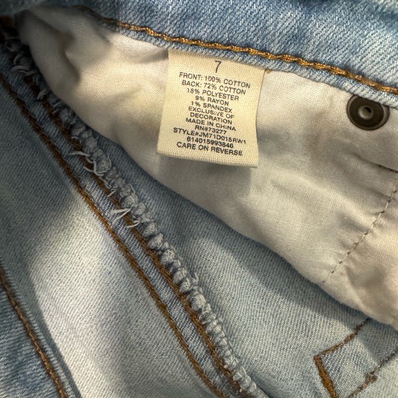 Mudd light wash Jean shorts with lace pockets - Picture 4 of 6